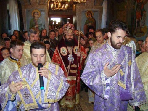Liturghie arhierească în Parohia Dobrotinet