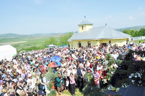 Credincioşi din toată zona Moldovei, la sărbătoarea comunei Ţibana