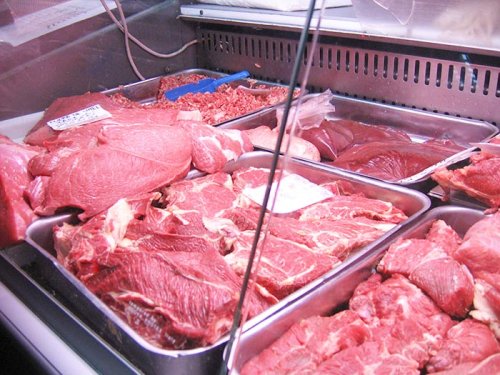 Carnea roşie şi mezelurile, factori favorizanţi ai cancerelor
