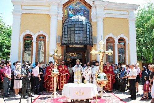 PS Nicodim a sfinţit două cruci la Biserica „Maioreasa“ din Severin
