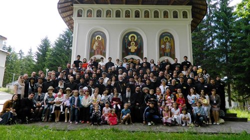 Preoţii şi preotesele din Protopopiatele Paşcani, Săveni şi Roznov, în conferinţă la Durău
