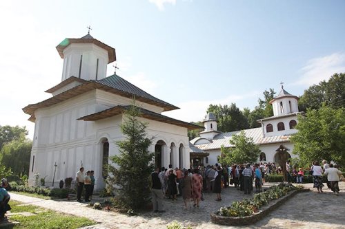 Hram la Mănăstirea gorjeană Strâmba Jiu