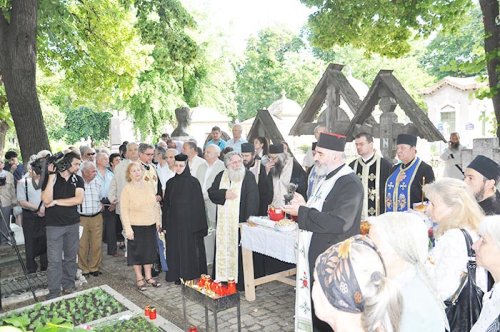 Slujbă de pomenire la mormântul poetului Mihai Eminescu