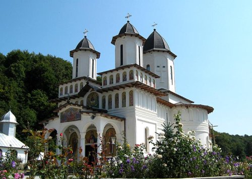 Sfinţirea bisericii Mănăstirii vrâncene Muşinoaiele