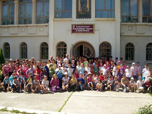 Mii de copii participă la taberele Patriarhiei