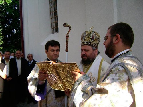 Două biserici ortodoxe hunedorene vor fi târnosite