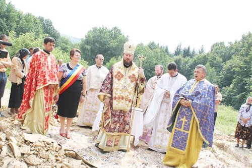 Liturghie arhierească în localitatea vâlceană Runcu