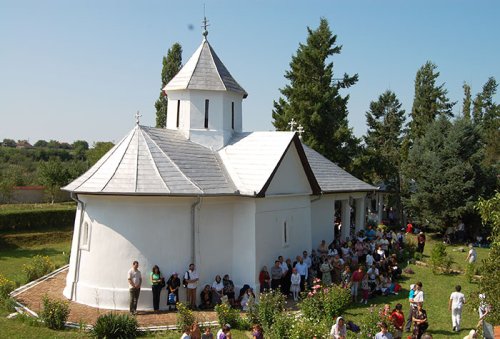 Hramul Mănăstirii Săraca, prăznuit de sute de pelerini