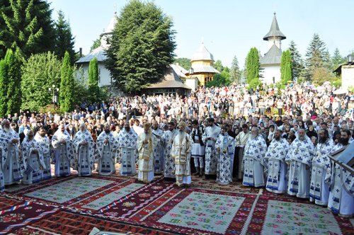 IPS Teofan şi IPS Serafim au liturghisit la Mănăstirea Sihăstria