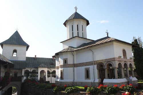 Slujbă arhierească la Mănăstirea Govora