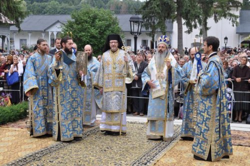 Mii de credincioşi la hramul Mănăstirii Vorona