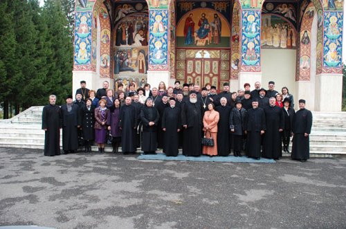 Reuniune a promoţiei 1981 de la Seminarul Mănăstirii Neamţ
