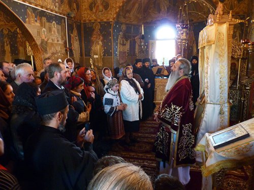 Slujbă arhierească la Mănăstirea Petru Vodă