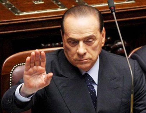 Berlusconi şi-a anunţat demisia