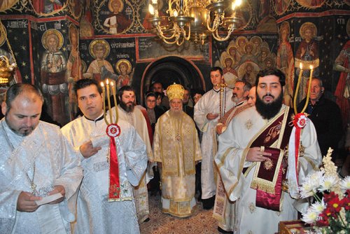 Mănăstirea Arnota şi-a sărbătorit ocrotitorii