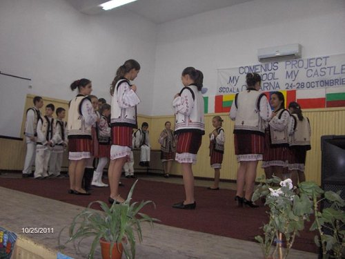 La Şcoala Comarna se păstrează tradiţia populară românească