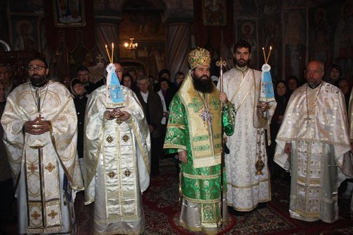 Liturghie arhierească în Parohia Pleşoiu