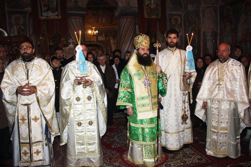 Liturghie arhierească la Plăviceni, în judeţul Olt