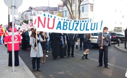 Marş împotriva violenţei domestice în Arhiepiscopia Târgoviştei