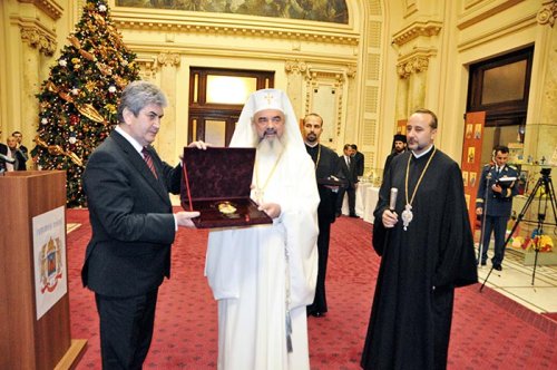 Distincţia onorifică a Armatei acordată Patriarhului României