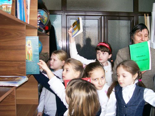 „Biblioteca micului creştin“, un proiect de succes al elevilor de la Şcoala nr. 11 Botoşani