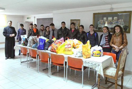 Elevi sibieni au oferit daruri nevoiaşilor
