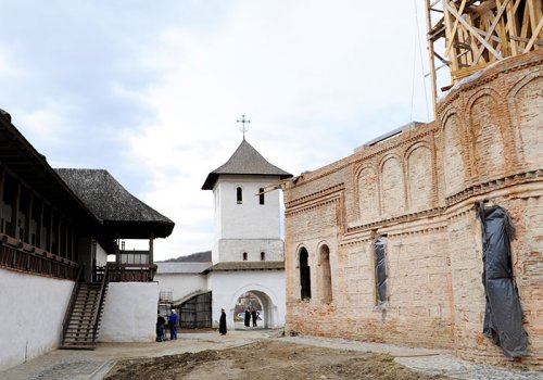 Apostolache, mănăstirea renăscută din propria-i uitare