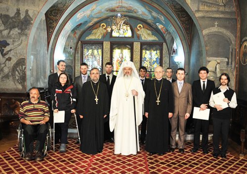 Tineri teologi premiaţi de Patriarhul României