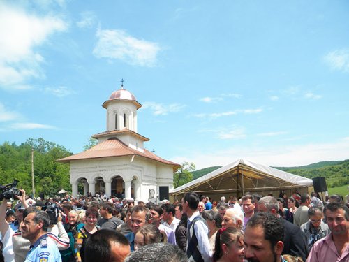 Biserica Parohiei gorjene Broşteni-Cursaru a fost resfinţită