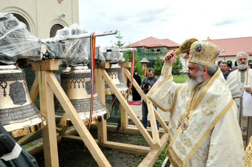 Paraclis sfinţit şi clopote noi la Mănăstirea Ghighiu