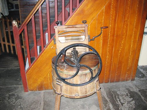 Prima maşină de spălat rufe arăta ca un butoiaş