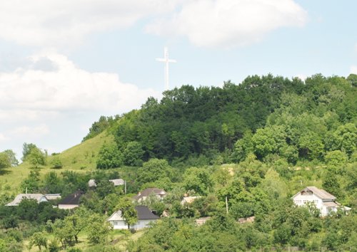 O cruce de 34 de metri veghează ţinutul Fălticenilor