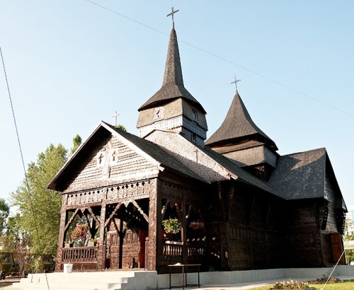 O monumentală biserică de lemn în curtea Muzeului Aviaţiei
