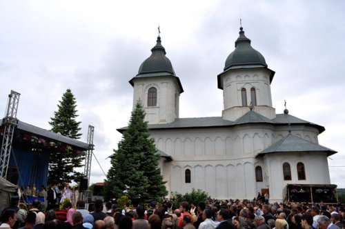 Bisericile din Moldova ale Sfinţilor Apostoli Petru şi Pavel