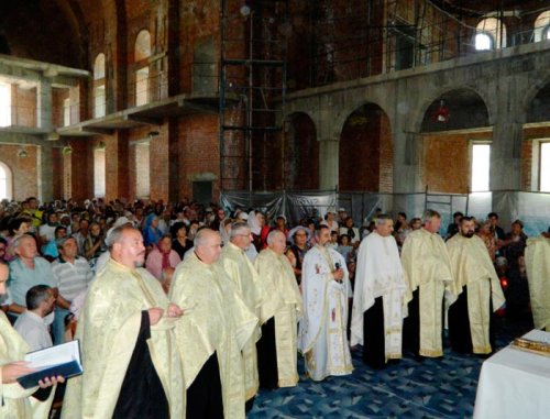 O mie de credincioşi în rugăciune la Oneşti