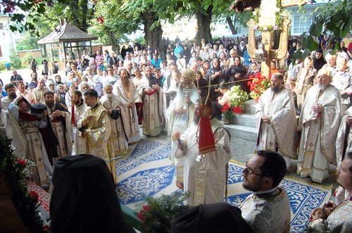 Două zile de sărbătoare la Mănăstirea Văratec din judeţul Neamţ