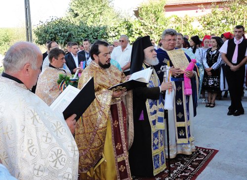 Ierarhii bănăţeni în mijlocul credincioşilor