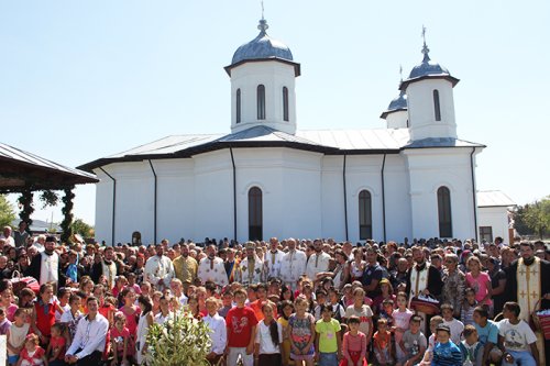Resfinţire de biserică şi hram la Dunărea de Jos