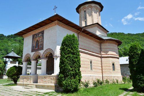 Dorul de Polovragi, mănăstirea aproape de cer