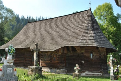 Vechea biserică a Putnei, un monument condamnat la dispariţie