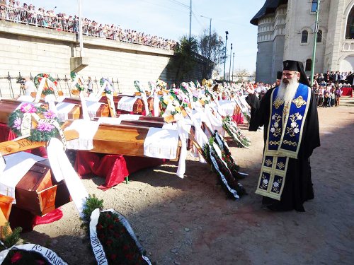 Slujbă de înmormântare pentru patruzeci de persoane la Biserica „Sfântul Nectarie“ din Iaşi