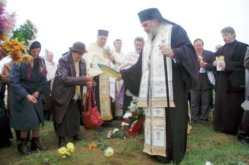 Comuniune şi milostenie la Cimitirul Şerbăneşti din Bacău