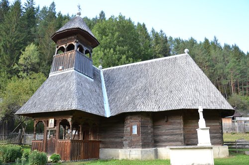 La Fărcaşa, lemnul a luat chip de biserică