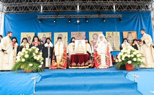 Sfinţii tămăduitori au revărsat binecuvântarea lor peste Bucureşti