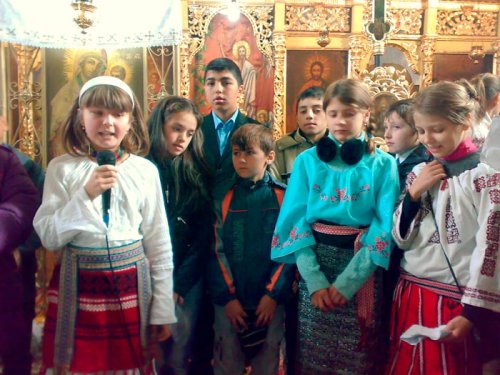 Program artistic la hramul Bisericii „Sf. Arhangheli Mihail şi Gavriil“ din Cozmeşti