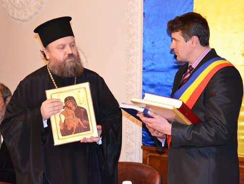 Arhimandritul Timotei Aioanei a devenit cetăţean de onoare al municipiului Fălticeni