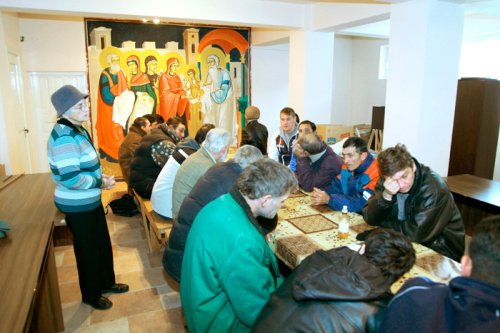 Credincioasele din Sibiu ajută oamenii străzii