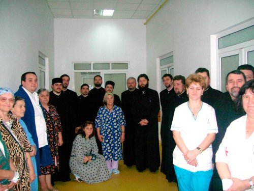 Corul „Laudă Preasfintei Treimi“ a colindat pacienţii din două spitale ieşene