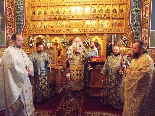 Liturghie arhierească la hramul Bisericii „Sfântul Ioan Botezătorul“ din Paşcani