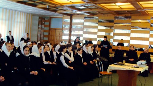 Elevele Liceului Teologic Ortodox de la Mănăstirea Agapia şi-au cinstit ocrotitorii